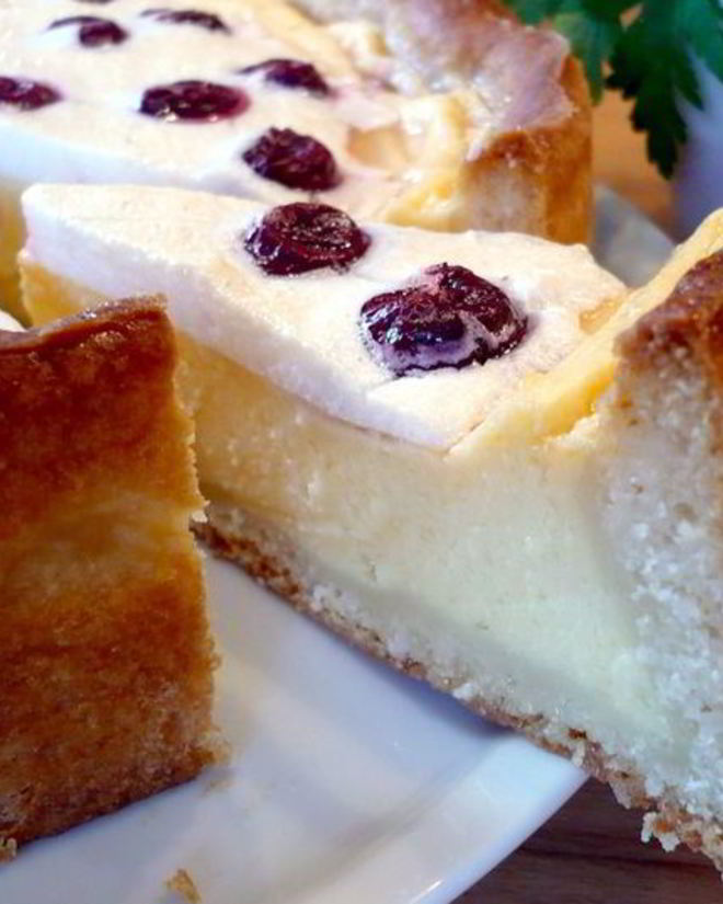 Рецепт творожного десерта с пудингом и вишневым безе чизкейк