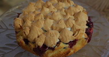 Рецепт Ванильного коржа с ягодами и безе