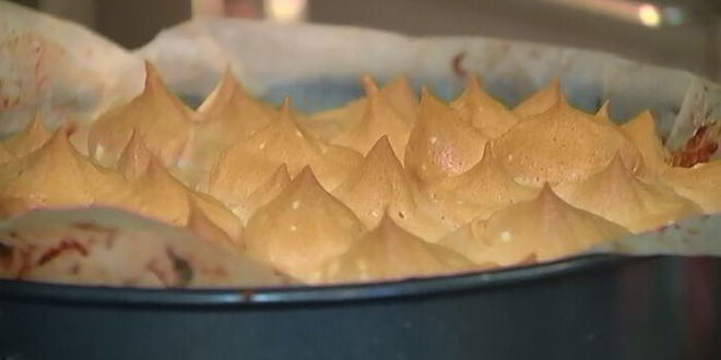 Рецепт ванильного коржа с ягодами и безе