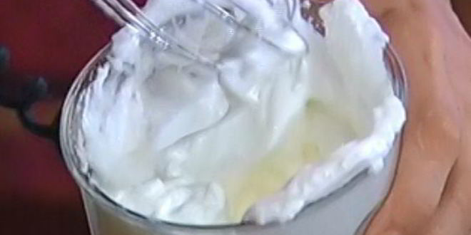 Рецепт ванильного коржа с ягодами и безе