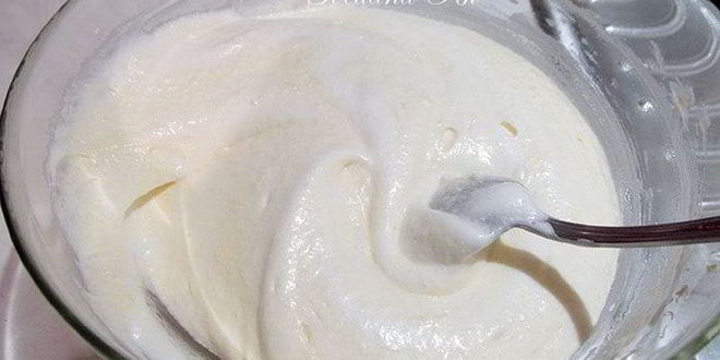 Рецепт десерта с халвой, клюквой и сливками