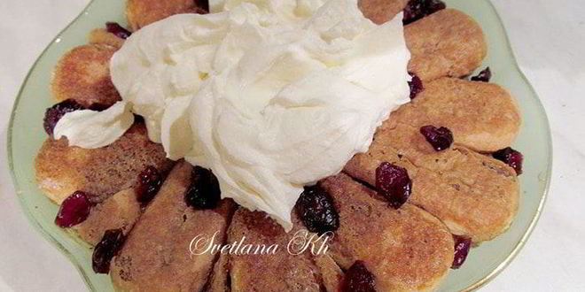 Рецепт десерта с халвой, клюквой и сливками