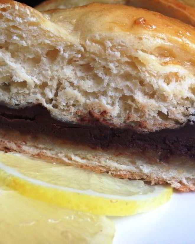 Рецепт косы с целой плиткой шоколада, халвой и бананом