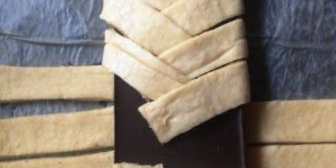 Рецепт косы с целой плиткой шоколада, халвой и бананом