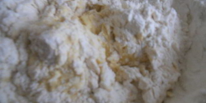 Рецепт творожного рулета с халвой