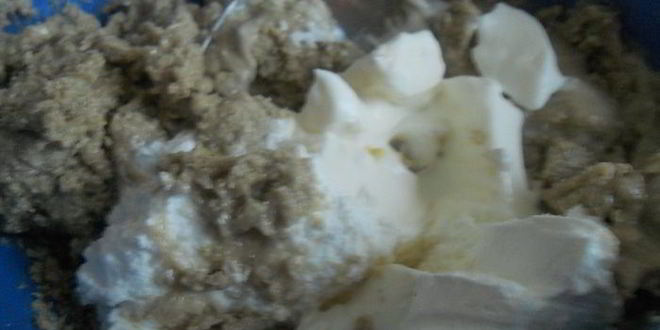 Рецепт творожного рулета с халвой