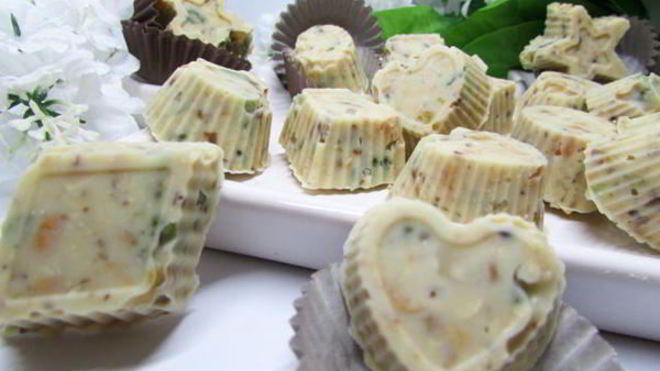 Рецепт конфет из белого шоколада с орехами и цукатами