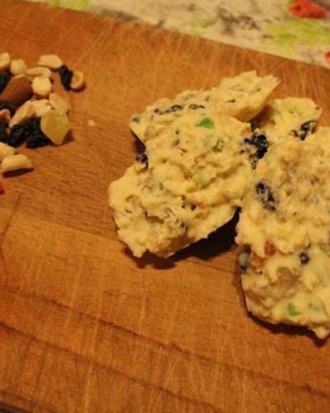 Рецепт конфет из белого шоколада с орехами и цукатами