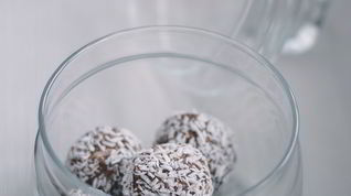 Рецепт Конфет из фиников с орехами