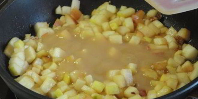 Рецепт крамбла яблочного с курагой и абрикосовым пюре