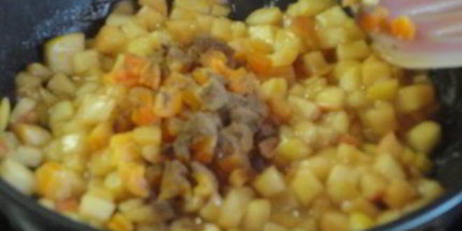 Рецепт крамбла яблочного с курагой и абрикосовым пюре