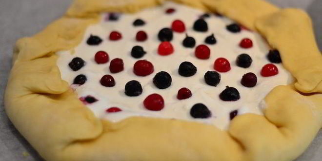 Рецепт бархатной галеты с творожным кремом и ягодами