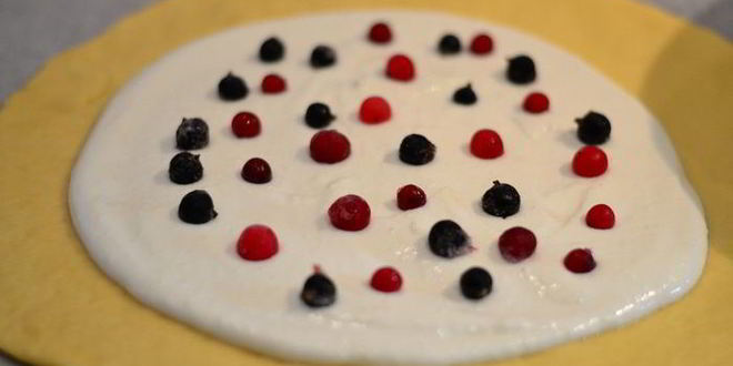 Рецепт бархатной галеты с творожным кремом и ягодами