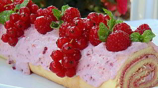 Рецепт Нежного рулета с брусничным кремом и маршмеллоу