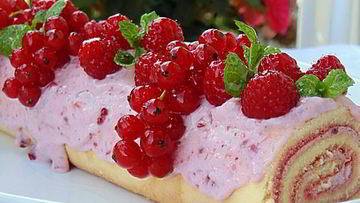 Рецепт Нежного рулета с брусничным кремом и маршмеллоу