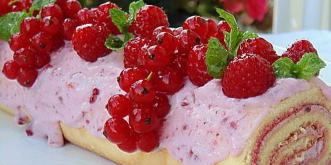 Рецепт Нежного рулета с брусничным кремом и маршмеллоу