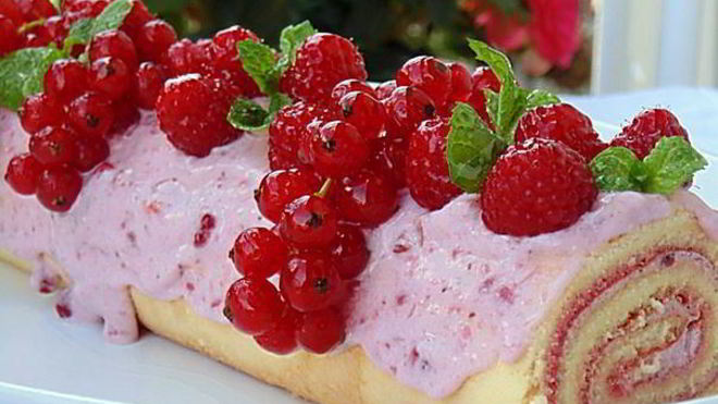 Рецепт нежного рулета с брусничным кремом и маршмеллоу