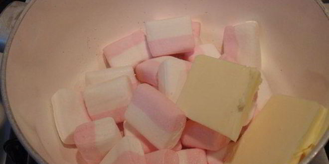 Рецепт нежного рулета с брусничным кремом и маршмеллоу