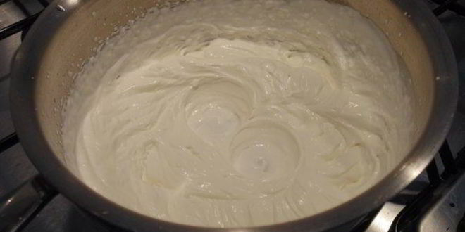 Рецепт нежного рулета с брусничным кремом и маршмеллоу