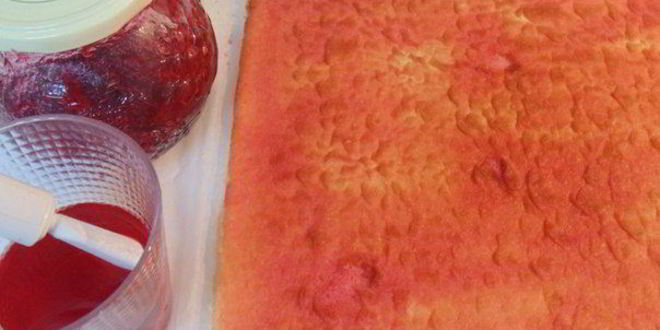 Рецепт нежного рулета с брусничным кремом и маршмеллоу