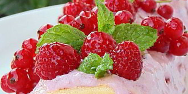 Рецепт нежного рулета с брусничным кремом и маршмеллоу