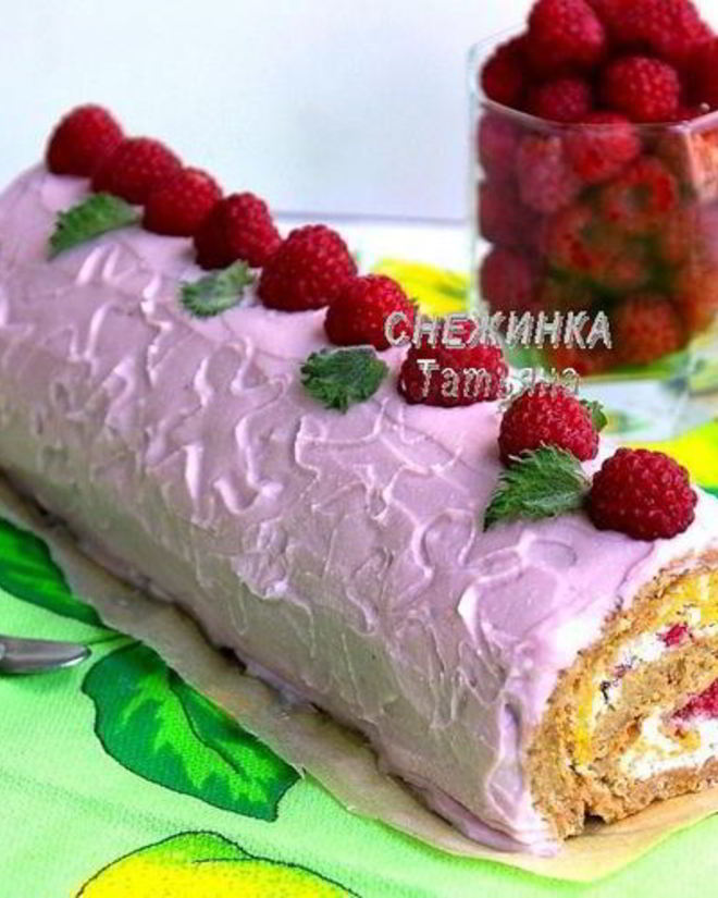 Рецепт рулета из овсяных хлопьев с творожно-малиновой начинкой и кремом