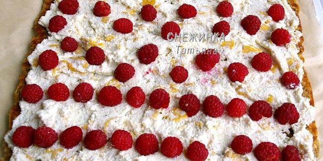 Рецепт рулета из овсяных хлопьев с творожно-малиновой начинкой и кремом