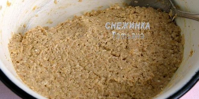 Рецепт рулета из овсяных хлопьев с творожно-малиновой начинкой и кремом