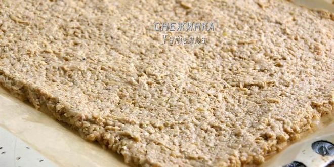 Рецепт рулета из овсяных хлопьев с творожно-малиновой начинкой и кремом