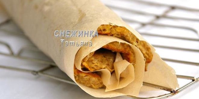 Рецепт рулета из овсяных хлопьев с творожно-малиновой начинкой и кремом