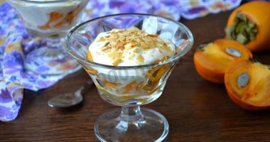 Рецепт Сливочного крема десерт с хурмой, коньяком и миндальными лепестками