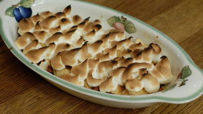 Рецепт яблочных долек под белковым кремом