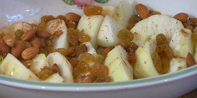 Рецепт яблочных долек под белковым кремом