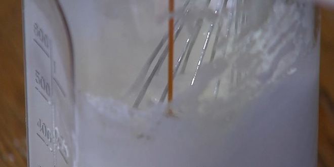 Рецепт яблочных долек под белковым кремом