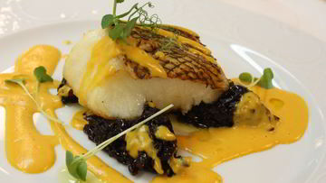 Рецепт Чилийского сибасса с луковым мармеладом и пряным соусом из батата