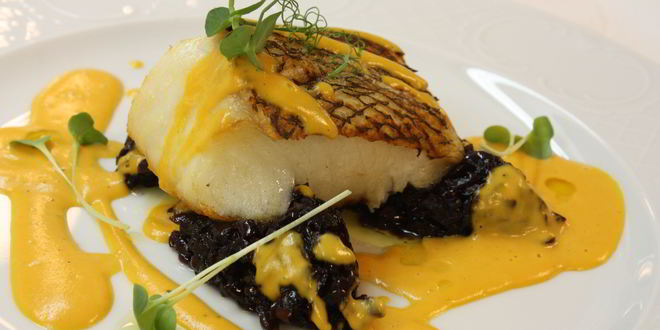 Рецепт Чилийского сибасса с луковым мармеладом и пряным соусом из батата