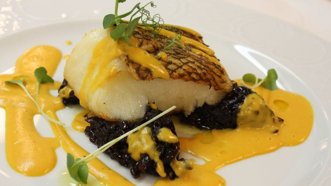 Рецепт чилийского сибасса с луковым мармеладом и пряным соусом из батата