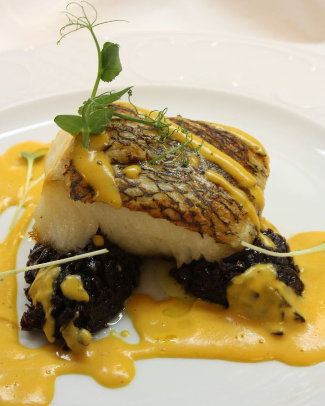 Рецепт чилийского сибасса с луковым мармеладом и пряным соусом из батата