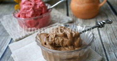 Рецепт Бананового мороженого с шоколадом и клубникой