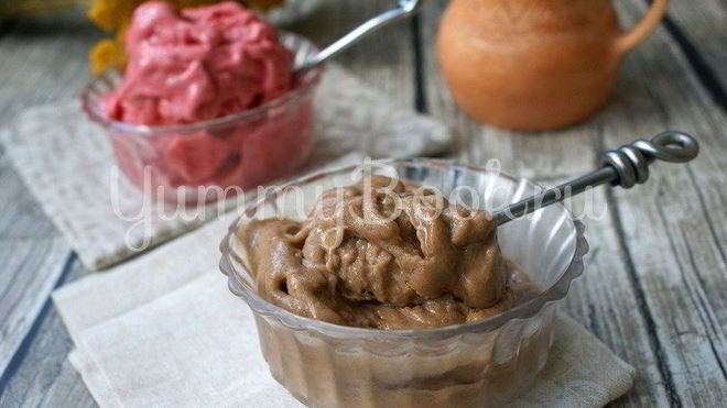 Рецепт бананового мороженого с шоколадом и клубникой