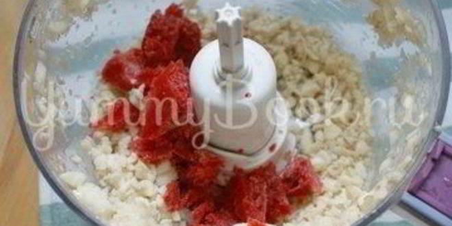 Рецепт бананового мороженого с шоколадом и клубникой