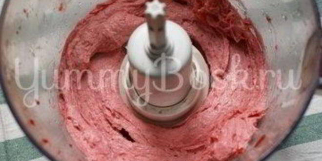 Рецепт бананового мороженого с шоколадом и клубникой