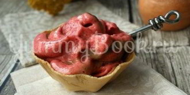 Рецепт бананового мороженого с шоколадом и клубникой