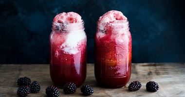 Рецепт Безалкогольного коктейля Лаванда, эрл грей и ежевика с поплавком из мороженого