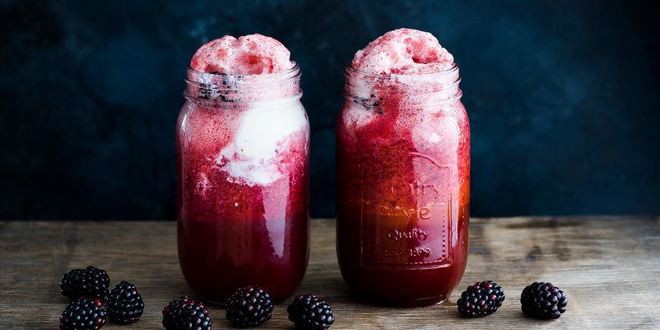 Рецепт Безалкогольного коктейля Лаванда, эрл грей и ежевика с поплавком из мороженого