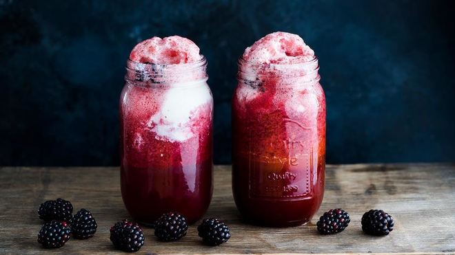 Рецепт безалкогольного коктейля лаванда, эрл грей и ежевика с поплавком из мороженого