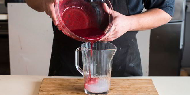 Рецепт безалкогольного коктейля лаванда, эрл грей и ежевика с поплавком из мороженого