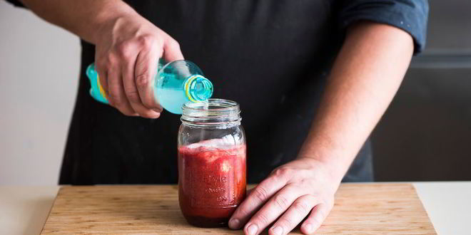 Рецепт безалкогольного коктейля лаванда, эрл грей и ежевика с поплавком из мороженого