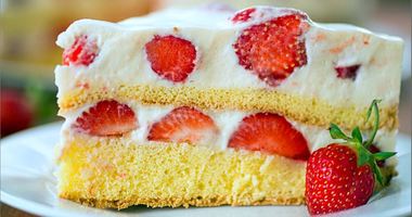 Рецепт Легкого клубничного бисквитного торта-мороженого