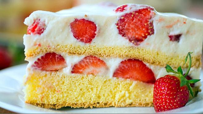 Рецепт легкого клубничного бисквитного торта-мороженого